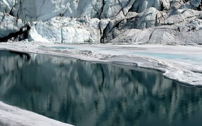Der schneebedeckte Matanuska Glacier mit einem Bergsee im Vordergrund