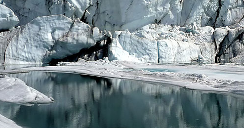 Matanuska Glacier Der schneebedeckte Matanuska Glacier mit einem Bergsee im Vordergrund