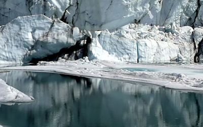 Der schneebedeckte Matanuska Glacier mit einem Bergsee im Vordergrund