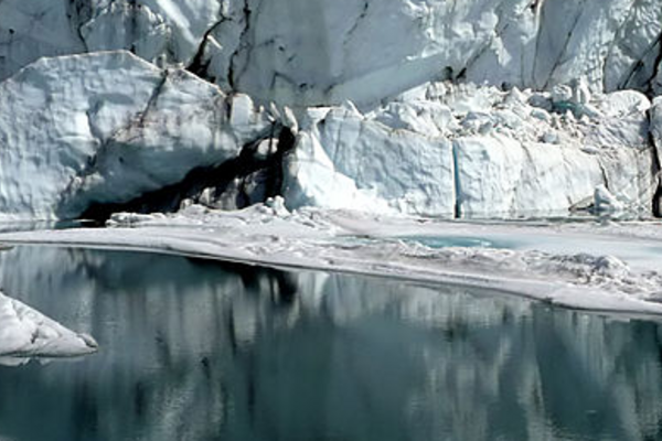 Der schneebedeckte Matanuska Glacier mit einem Bergsee im Vordergrund