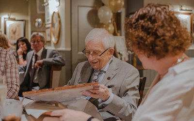 lächelnder Mann mit grauen Haaren