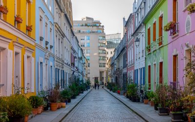 Bunte Häuserzeile in Paris
