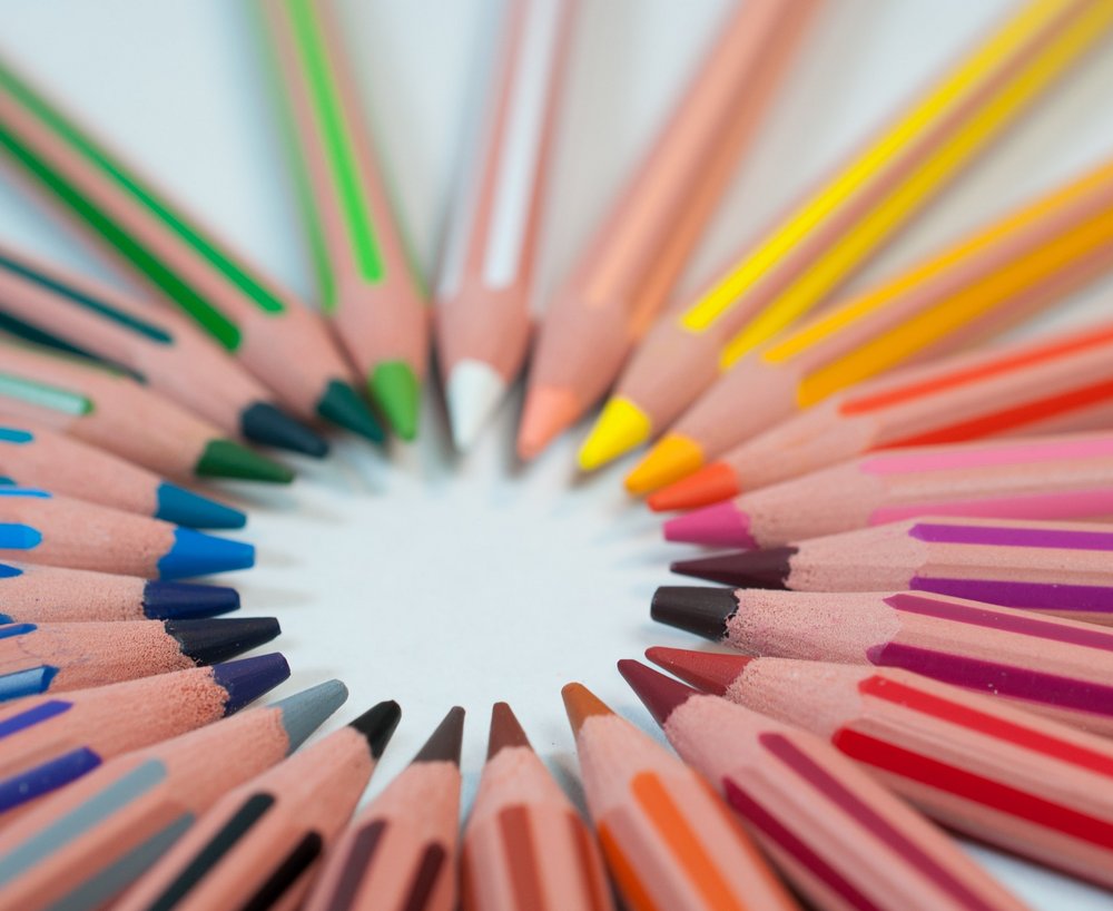 Bunte Bleistifte in einem Kreis