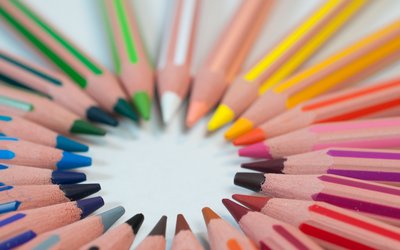 Bunte Bleistifte in einem Kreis (c) Agence Olloweb 