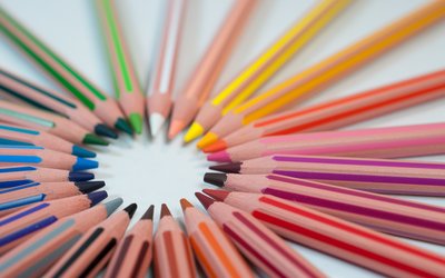Bunte Bleistifte in einem Kreis (c) Agence Olloweb 