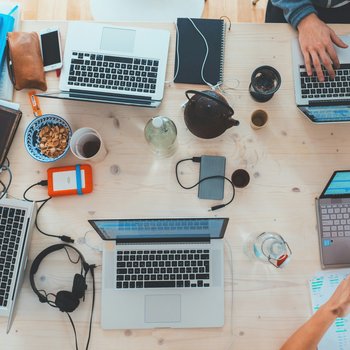 Schreibtisch mit Bürountensilien