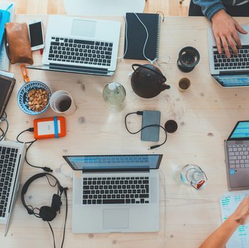 Schreibtisch mit Bürountensilien