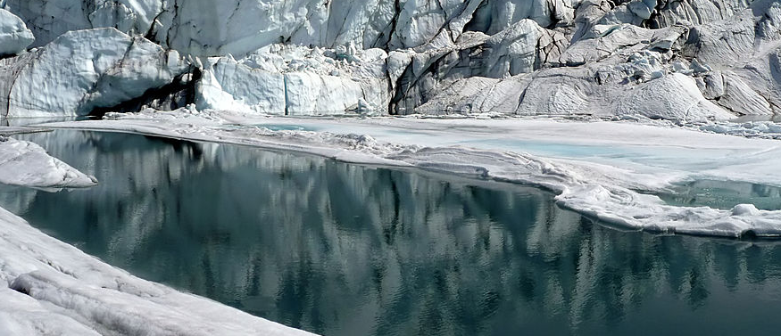 Der schneebedeckte Matanuska Glacier mit einem Bergsee im Vordergrund